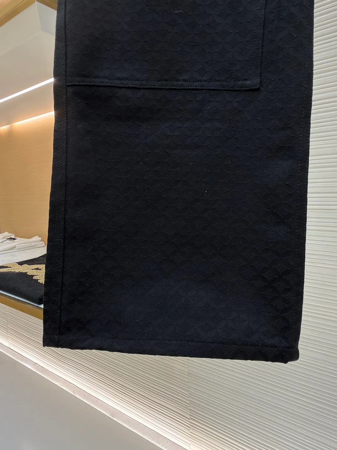 LOUIS VUITTON cotton overalls ●Article number: 1681528-B15 ●Material: cotton jacquard fabric ●Technology: jacquard production ●Color: black ●Version: fitted version ●Weight: about 800 grams ●Size: S-M-L-XL ●Description: This cotton overalls presents the Dandy Monogram jacquard texture from the 2025 autumn and winter show, injecting rich texture into the casual silhouette. The pockets and patchwork of the jeans are rich in details, and the pearlescent buttons illustrate the dandy style. They can be paired with the same jacket to create a casual and elegant look. Body: 100% cotton Lining: 100% cotton All-over logo jacquard Pearlescent button closure at front. Classic 5-pocket denim cut with studded rear label. The overall wiring is straight and delicate, the fabric is comfortable and soft, and the color is consistent without color difference. It can be matched with the same style to create a fashionable look and control various occasions. Customized accessories, complete with three standards, same style for men and women!
